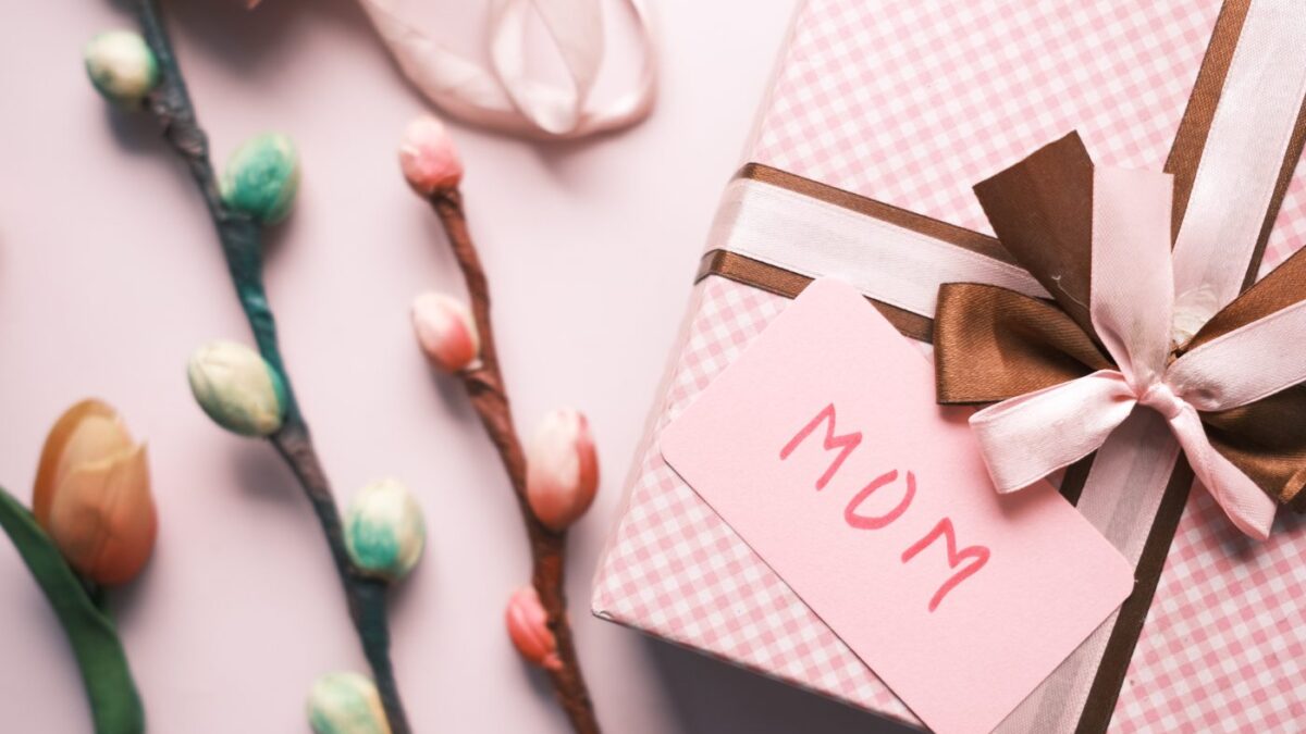 70th Birthday Gift Ideas for Mom: Your Guide